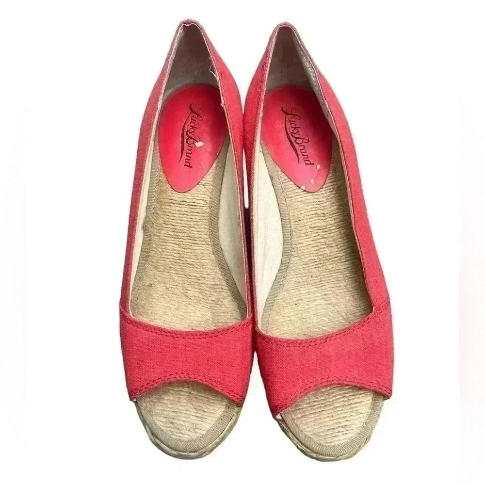 Lucky Brand Wedge Heel Shoe in size 7. Gorgeous coral color with peek-a-boo toe - Picture 4 of 7
